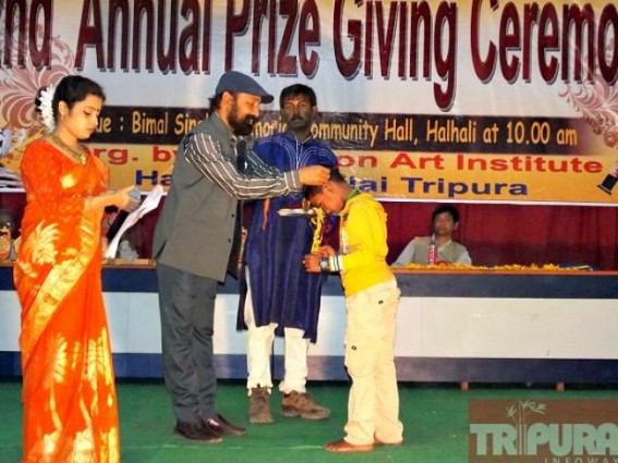 Crimson Art institute arranged its annual prize giving ceremony 2016 Crimson Art institute arranged its annual prize giving ceremony 2016